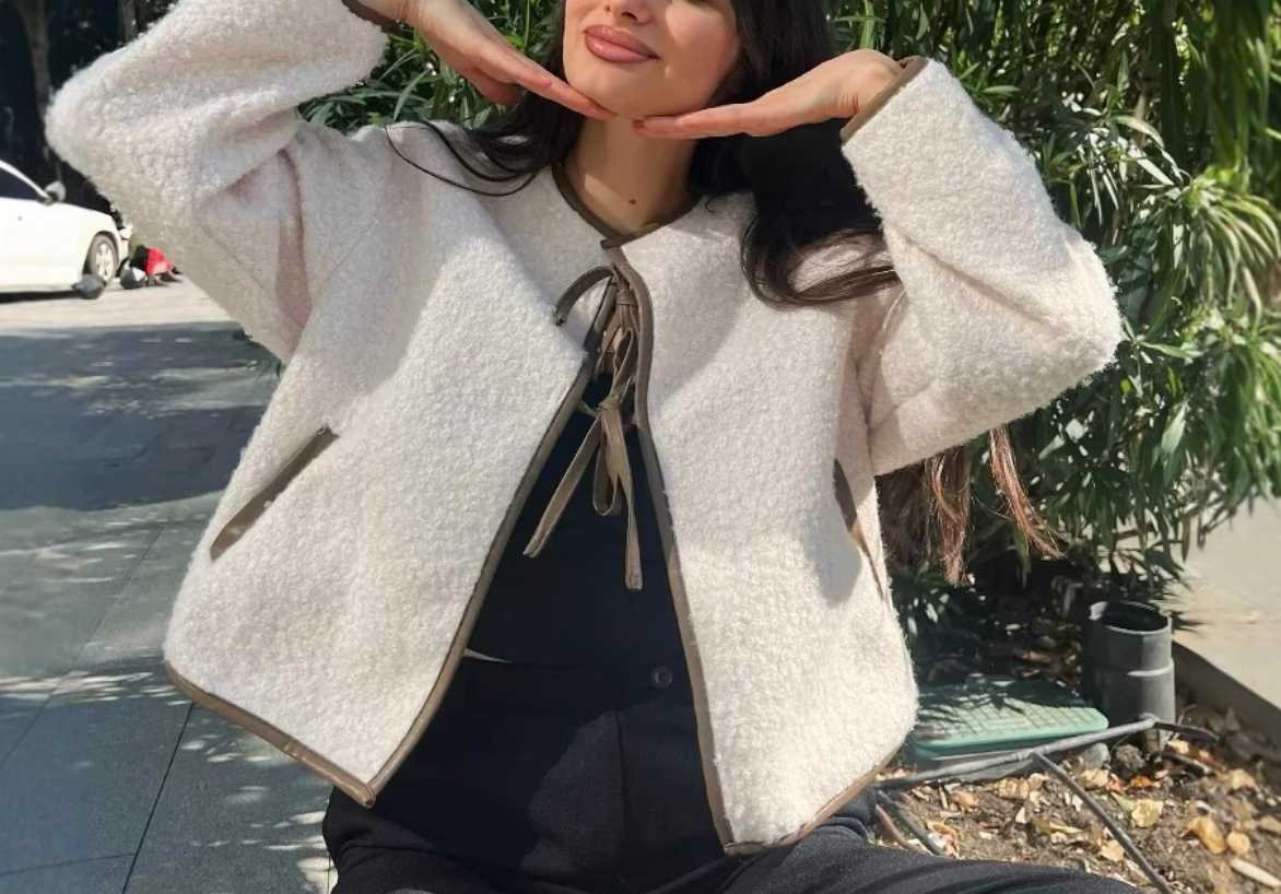 Veste en laine beige avec nœud