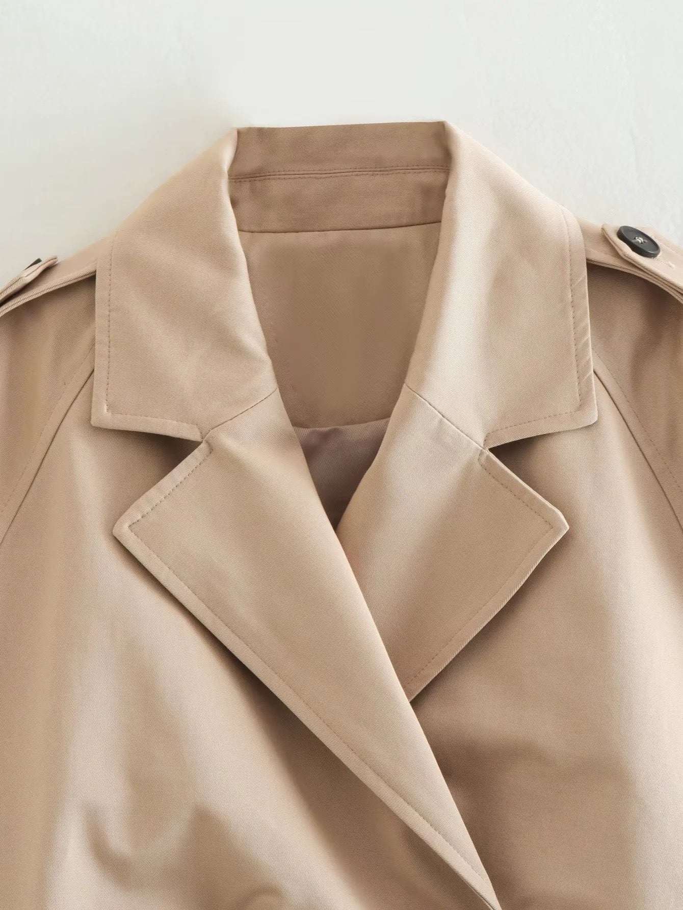 Trench-coat court