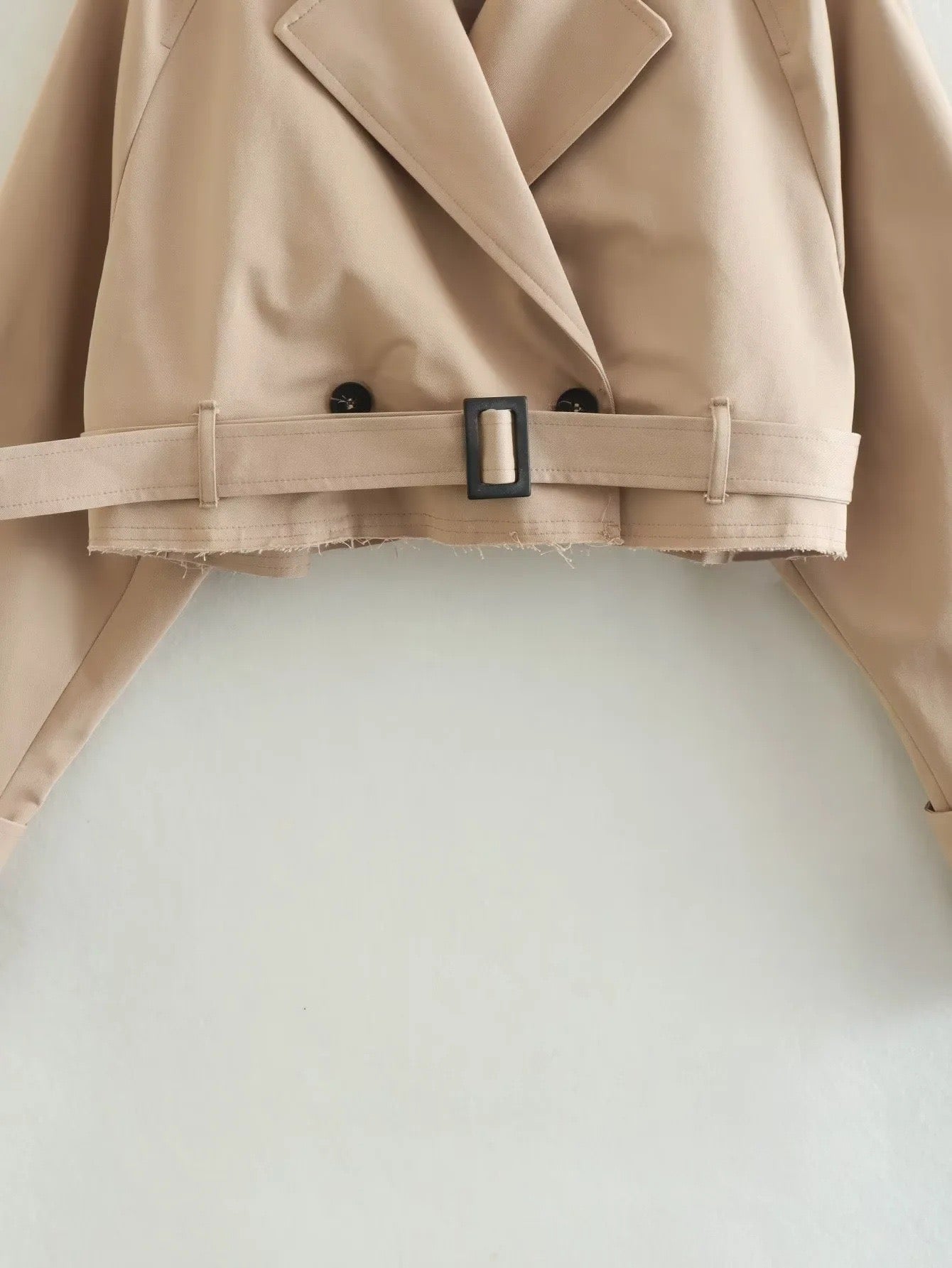 Trench-coat court