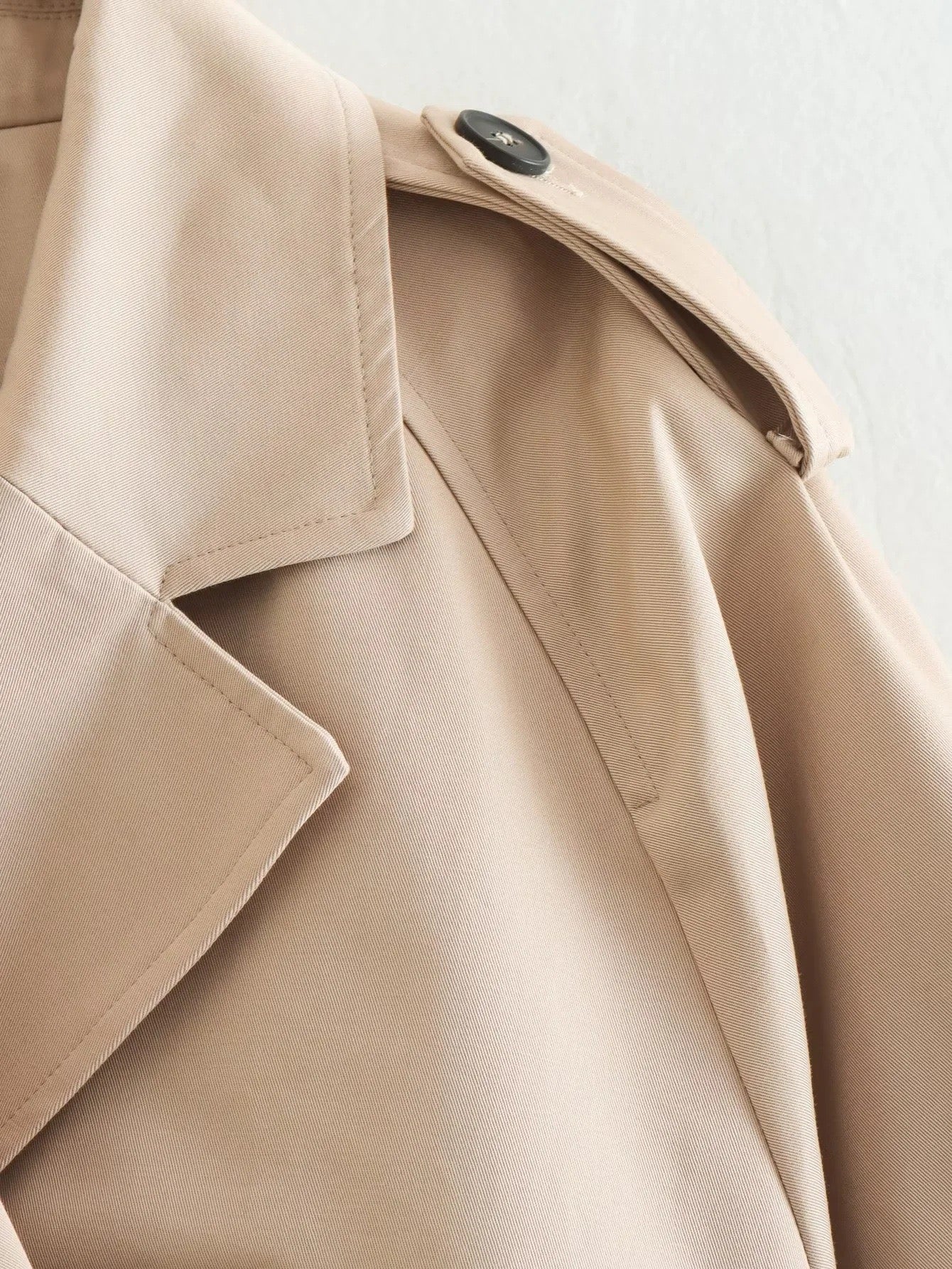 Trench-coat court