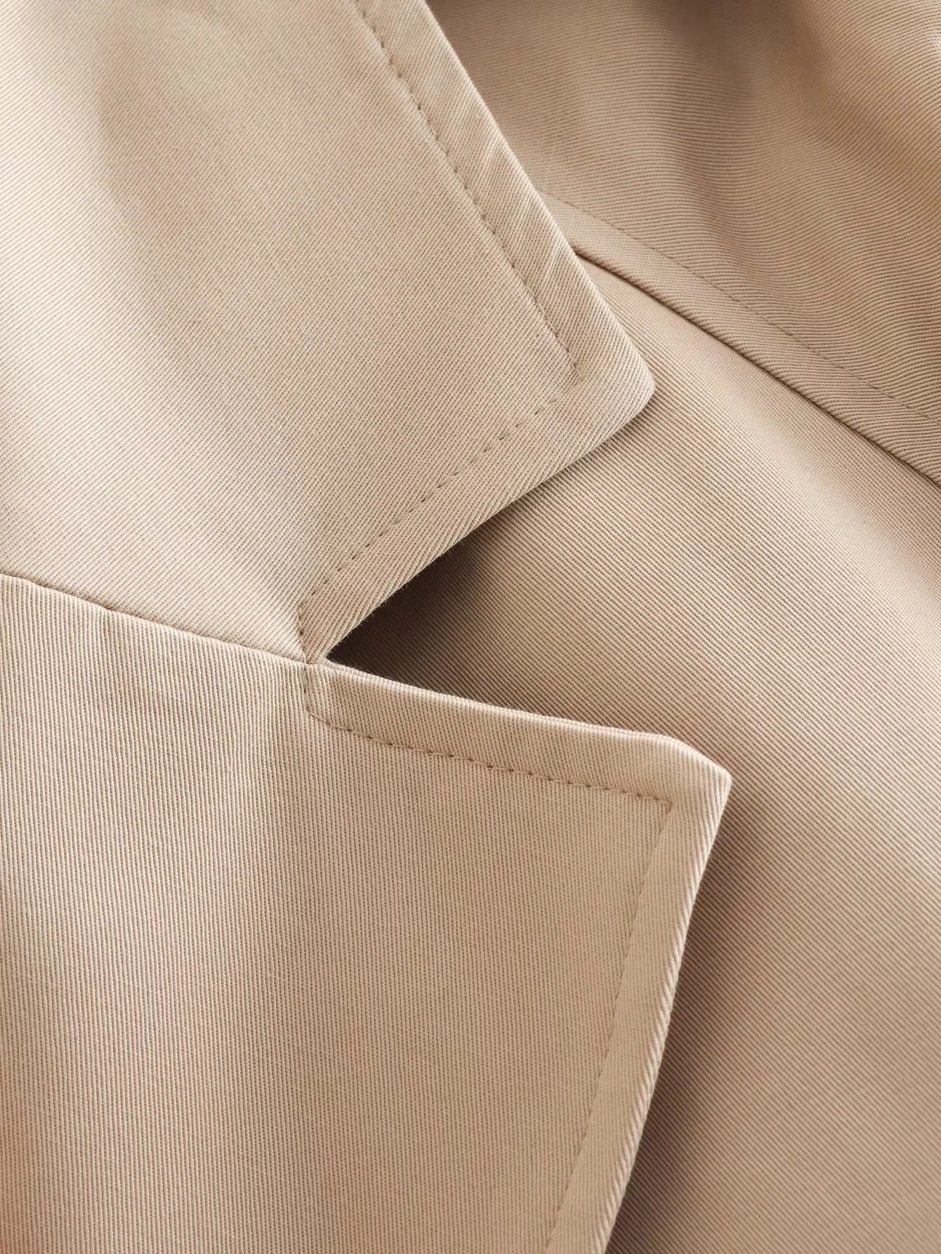 Trench-coat court
