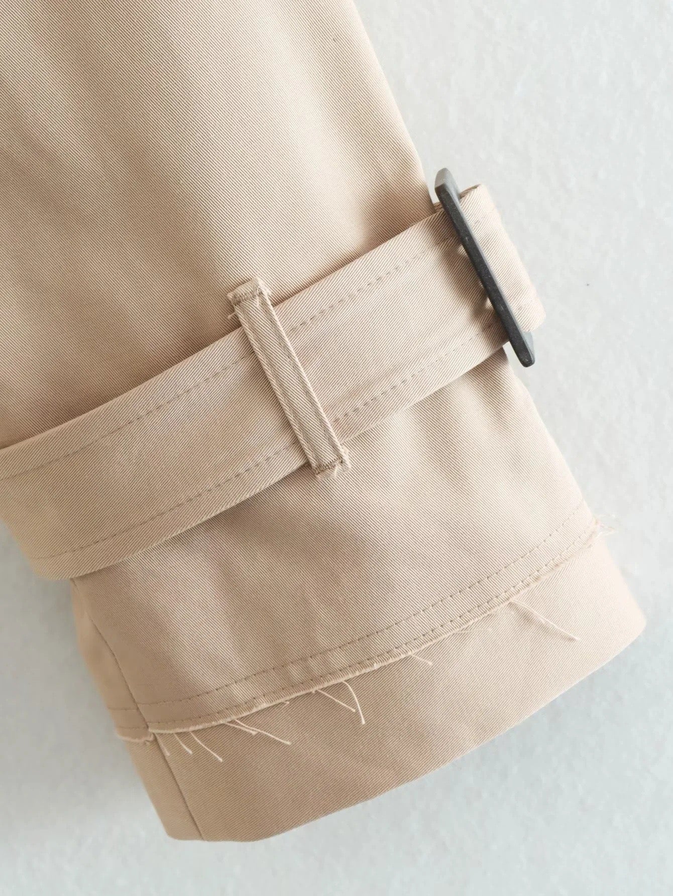 Trench-coat court