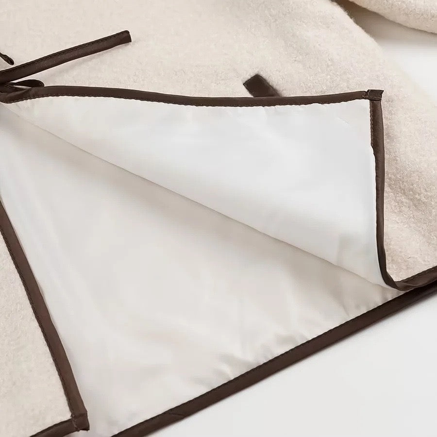 Veste en laine beige avec nœud