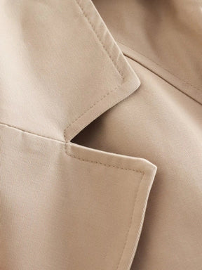 Trench-coat court