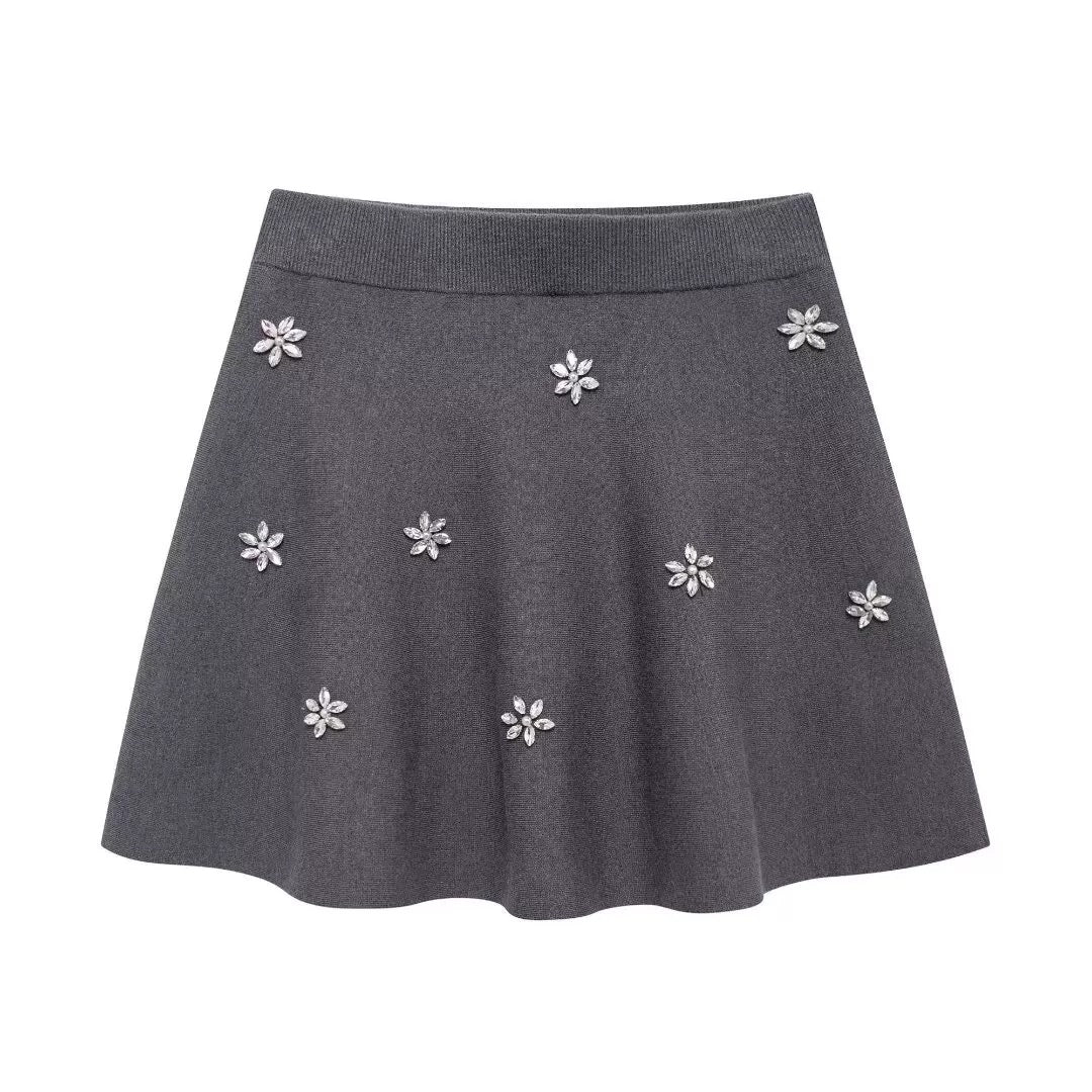 Grauer Zweiteiler mit Blümchen