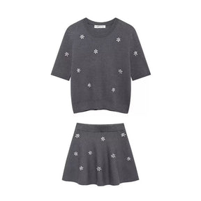 Grauer Zweiteiler mit Blümchen